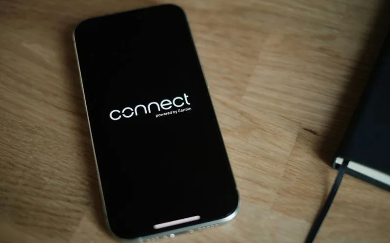 A smartphone resting on a desk, connected to a mobile network