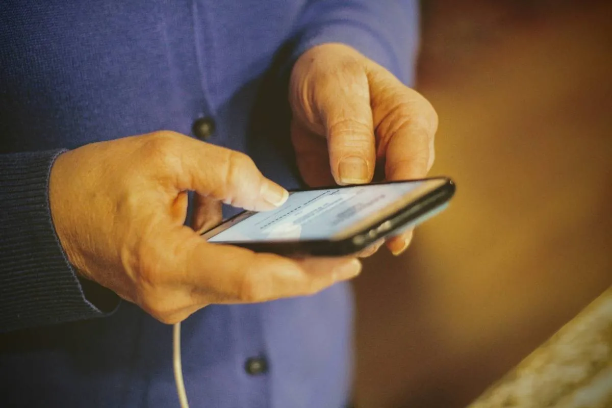 Best Cell Phone for Elderly in 2026: Simple & Easy-to-Use Options