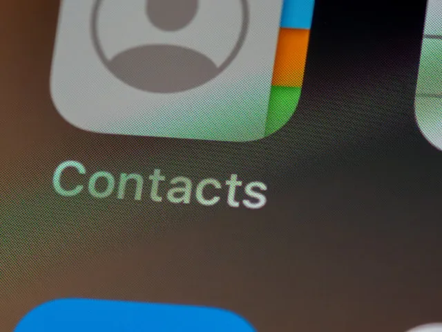 How do I know if my contacts are saved on my SIM card