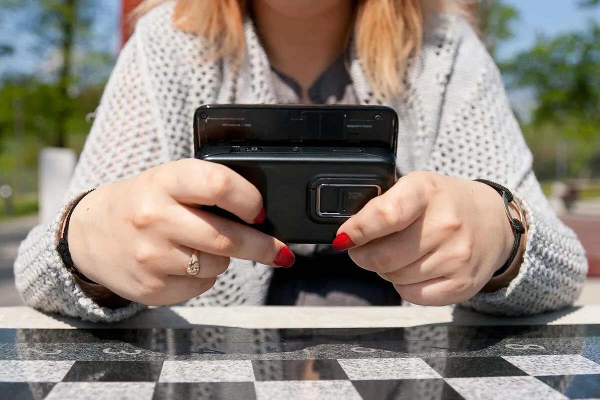Do Flip Phones Have SIM Cards? What You Need to Know Before Using One