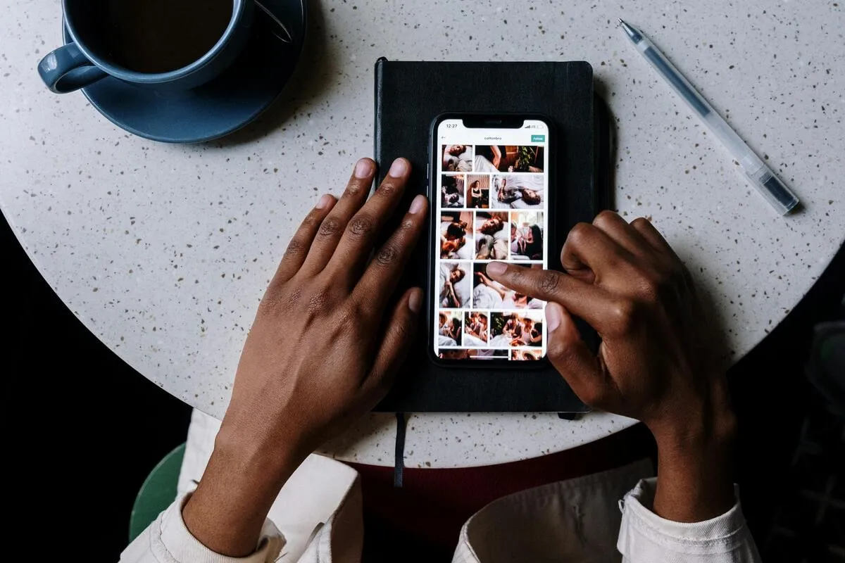 Does a SIM Card Store Photos? What Your SIM Actually Keeps