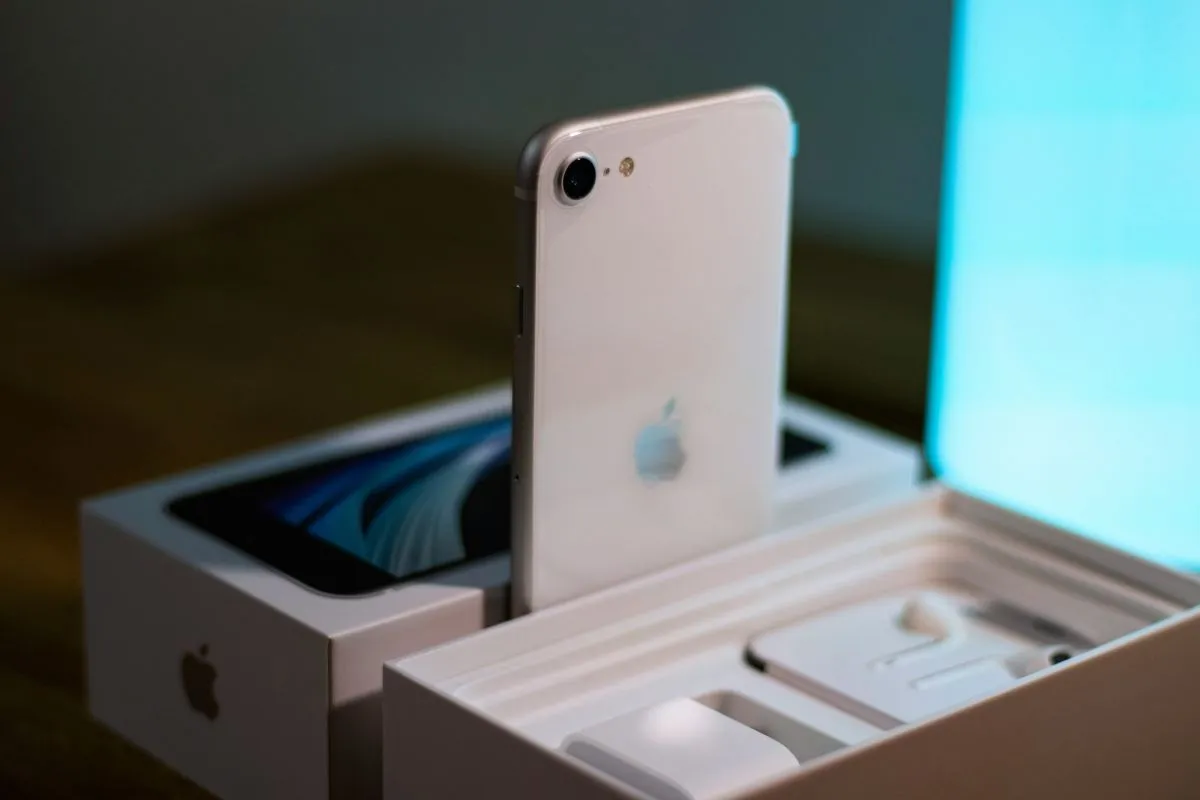 Does iPhone SE 3rd Gen Have eSIM? Apple Fans Should Know