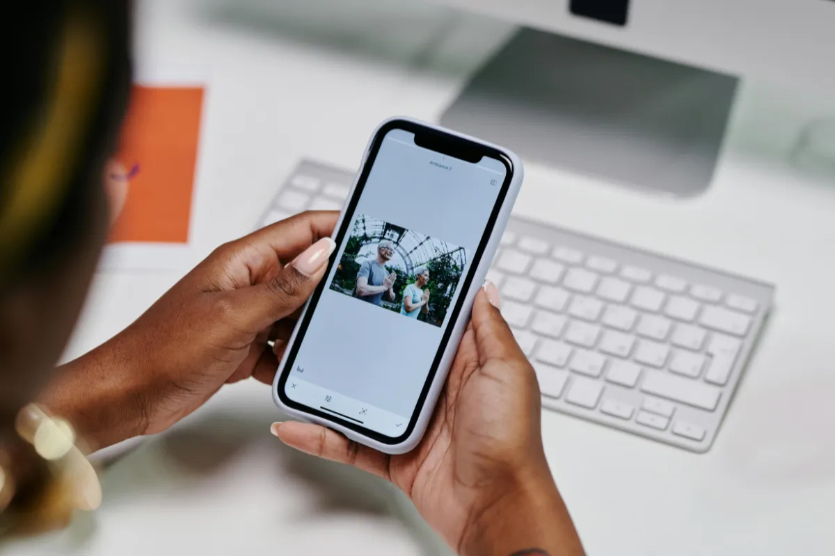 Does The Government Provide Free Cell Phones? Facts And How to Apply
