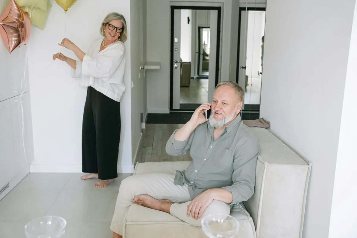Easiest Phone For Seniors To Use: How To Choose And Top 5 Best Choices