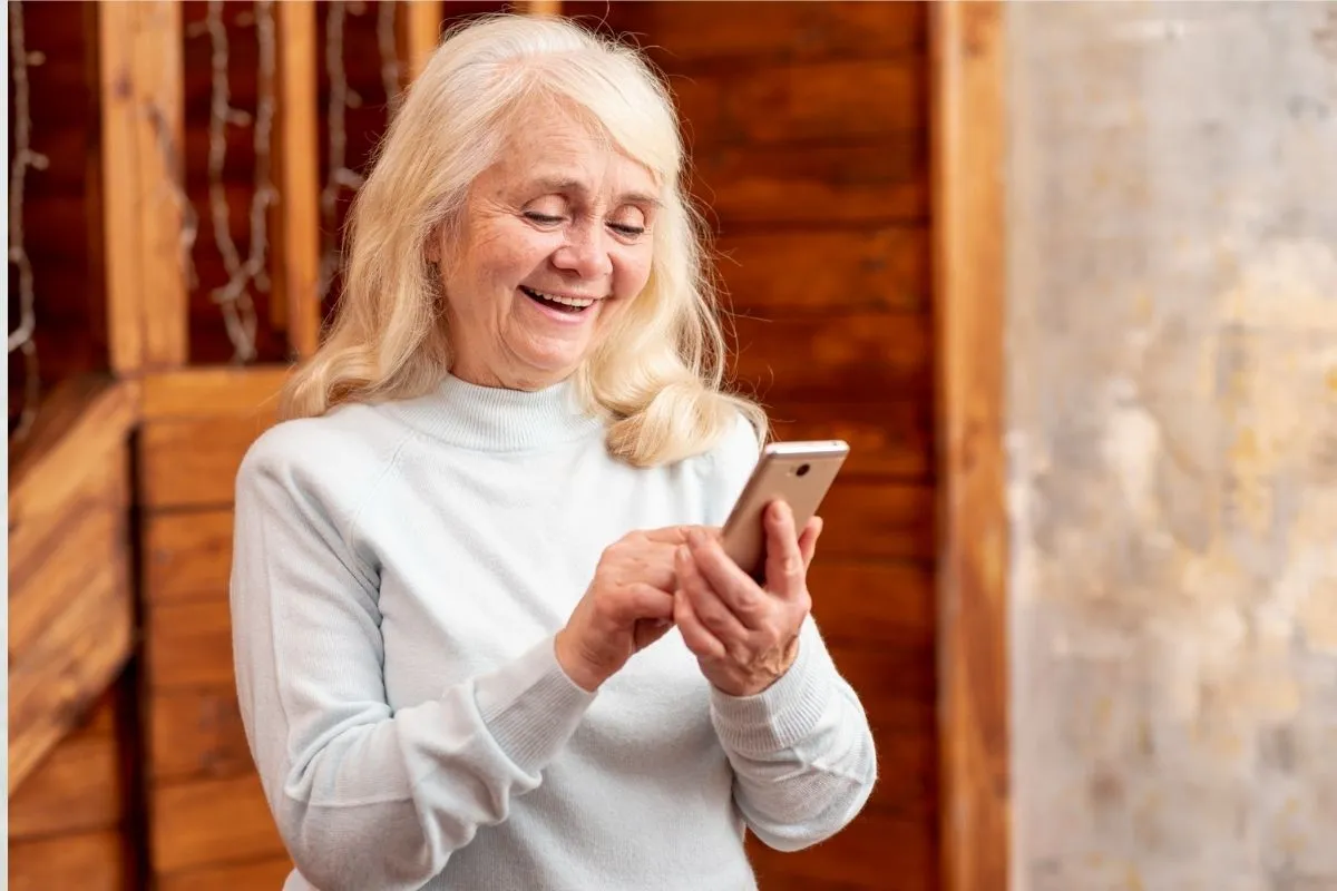Who Offers FREE Cell Phone Plans For Senior Citizens? Find Out Now