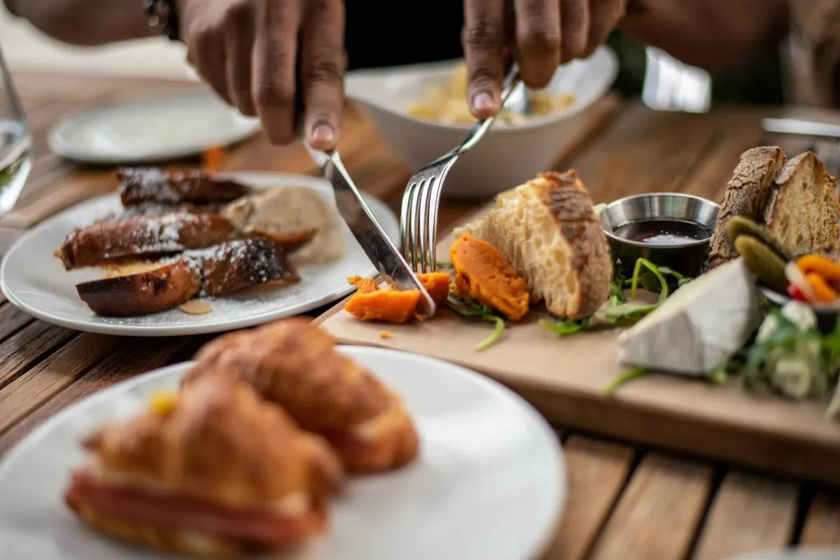 Real Ways Americans Get Free Food from Restaurants in 2026