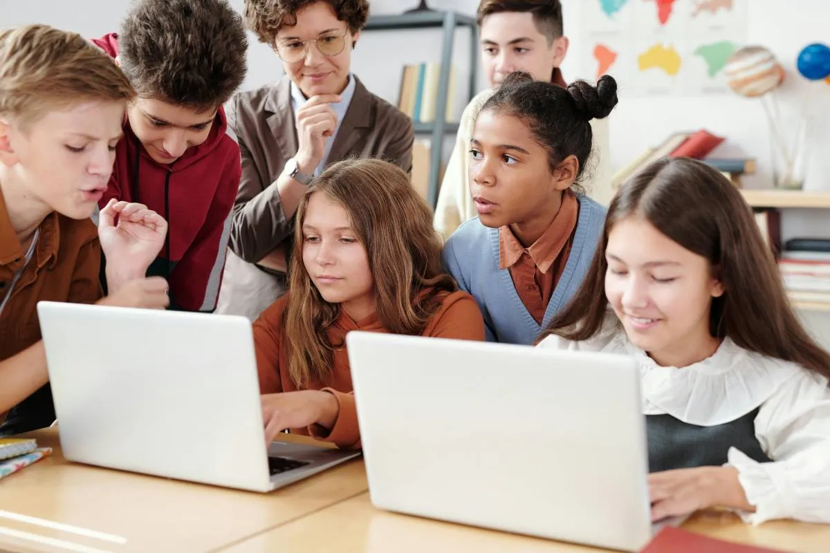 Free Laptop for High School Students: Guide to Get One 100% Free