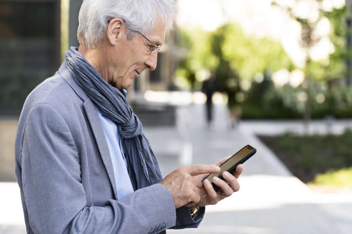 Free Phone for Seniors California: Get One 100% Free with 5 Steps