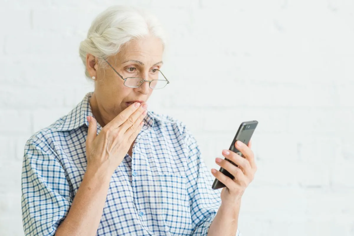 Top 5 Free Phones For Seniors On Social Security & How To Apply