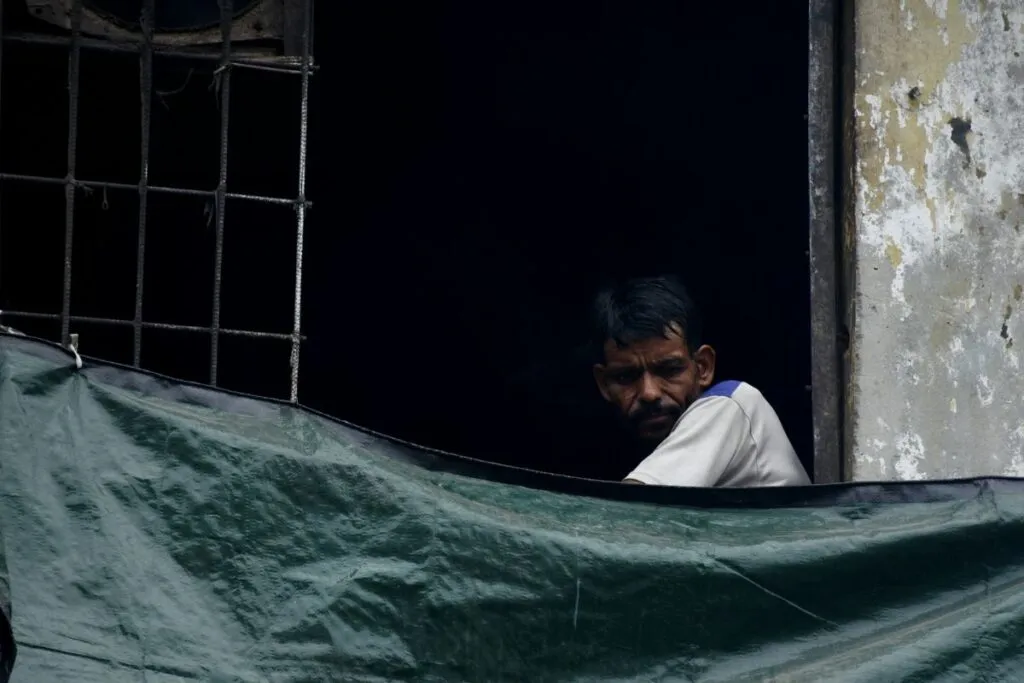 how-do-free-phone-deals-work-low-income-people
