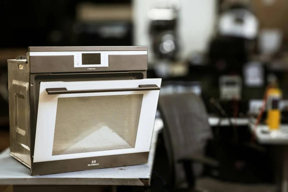 How to Clean a Microwave: Deep Cleaning Guide for 2026