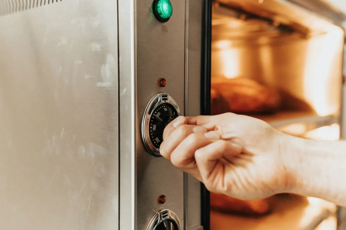 How to Clean an Oven? Cleaning Guide for a Grease-Free Oven