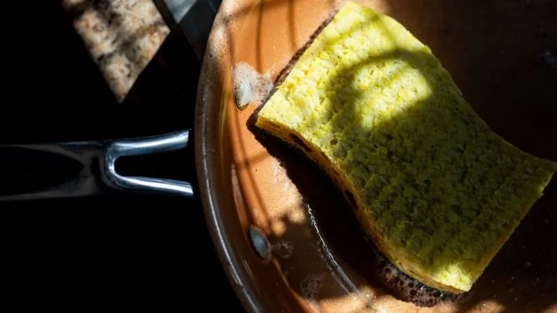 how-to-clean-burnt-pan-1