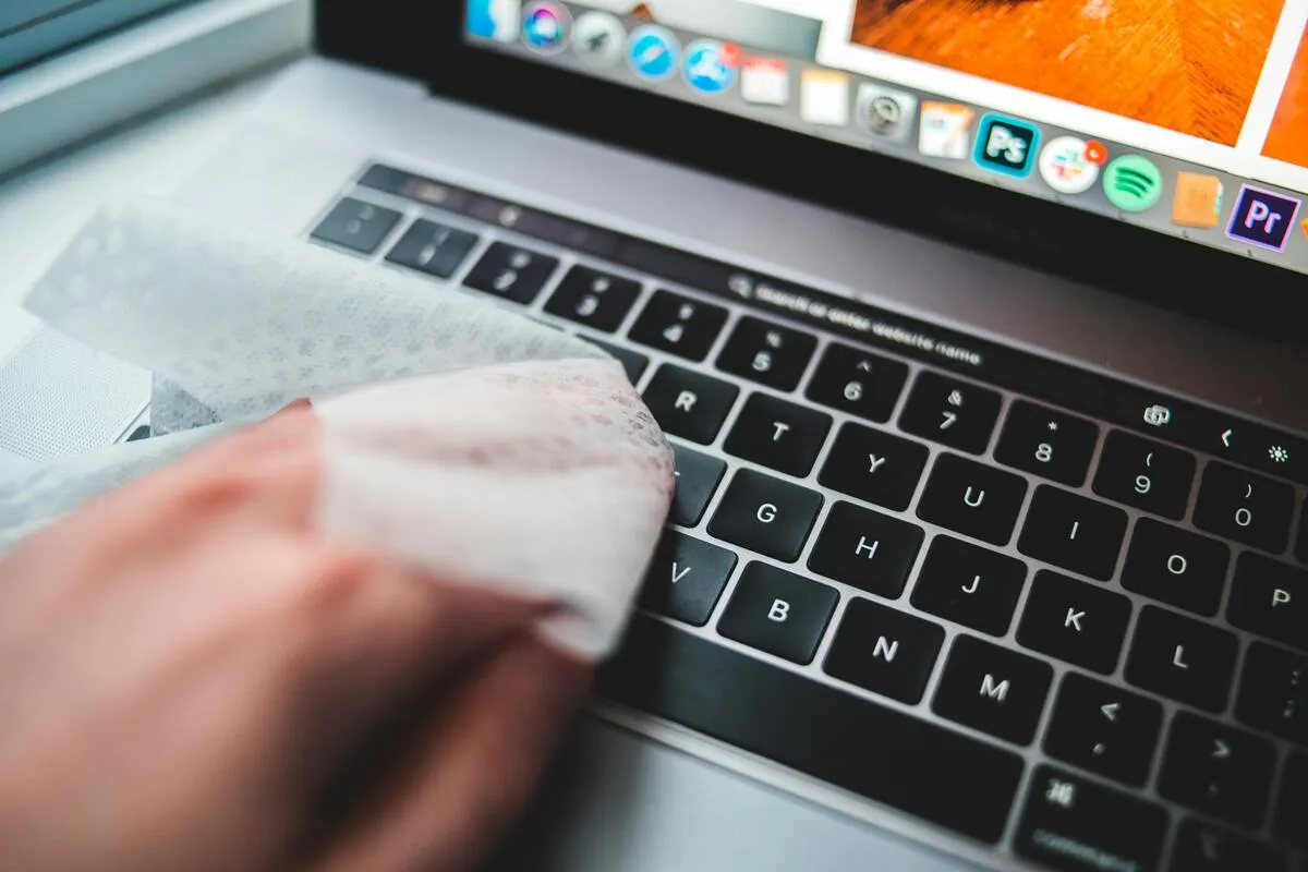 How to Clean Keyboard Keys: Methods That Don’t Damage Your Keyboard