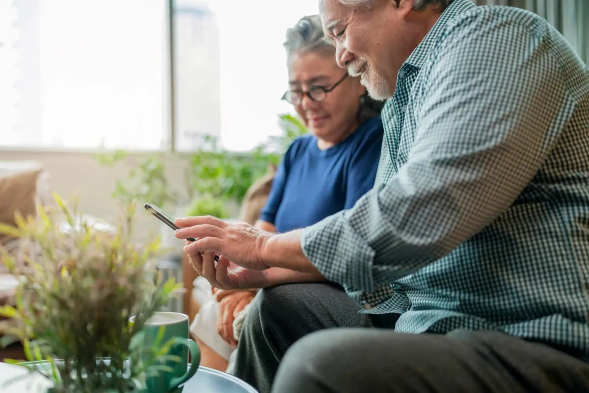 Senior Cell Phone Plans with Free Phones – Best Options For 2025