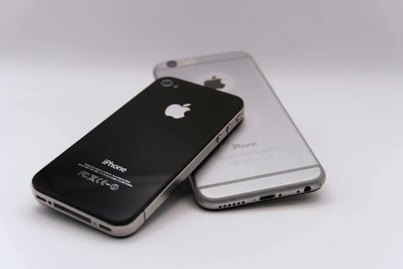How-to-remove-iPhone-SIM-card-without-tool