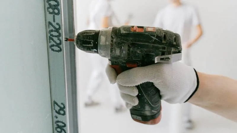 how-to-repair-drywall-anchor-holes-1