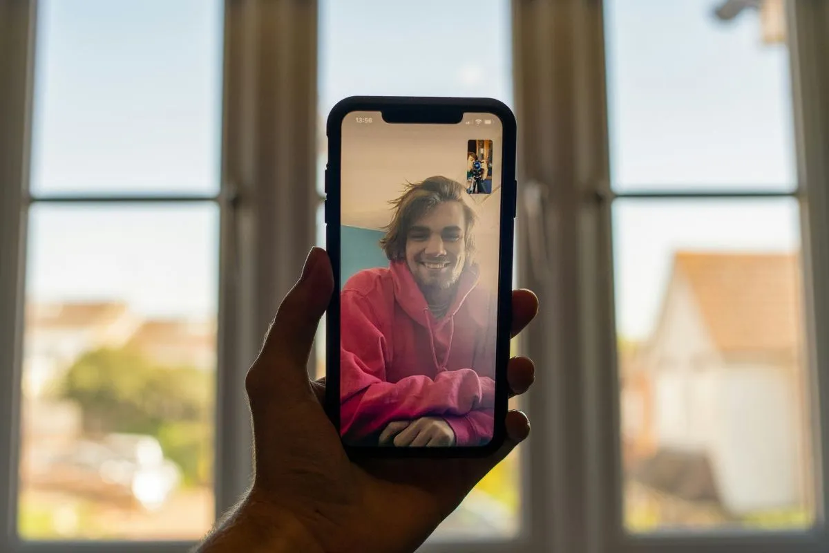 How to Video Call From Android to iPhone: 3 Easy Ways