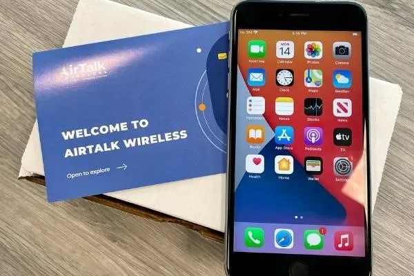 Teléfonos gratuitos del gobierno disponibles.