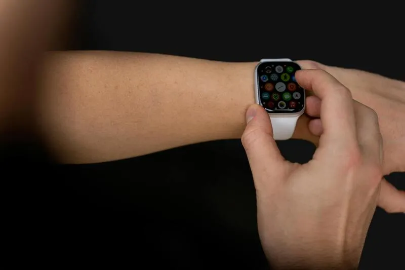 Can-a-smart-watch-have-a-SIM-card