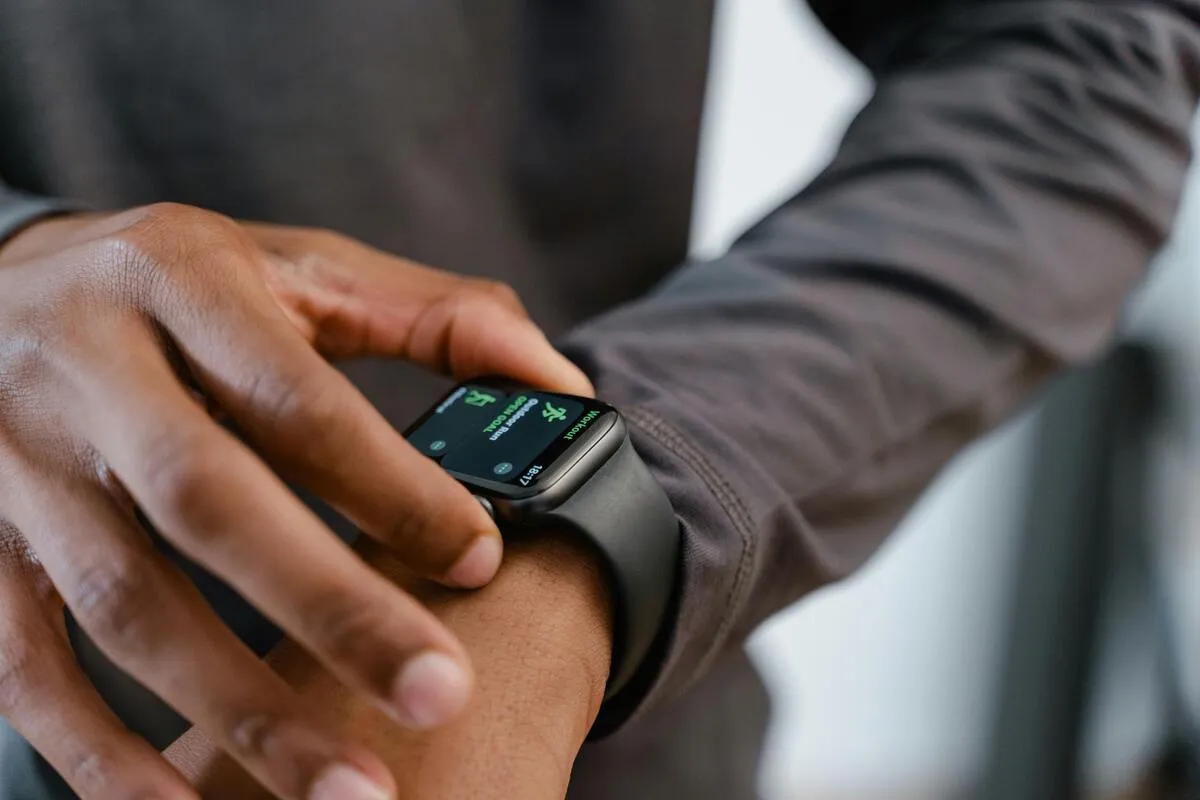 Smart Watch With SIM Card: How It Works and Whether You Need One?