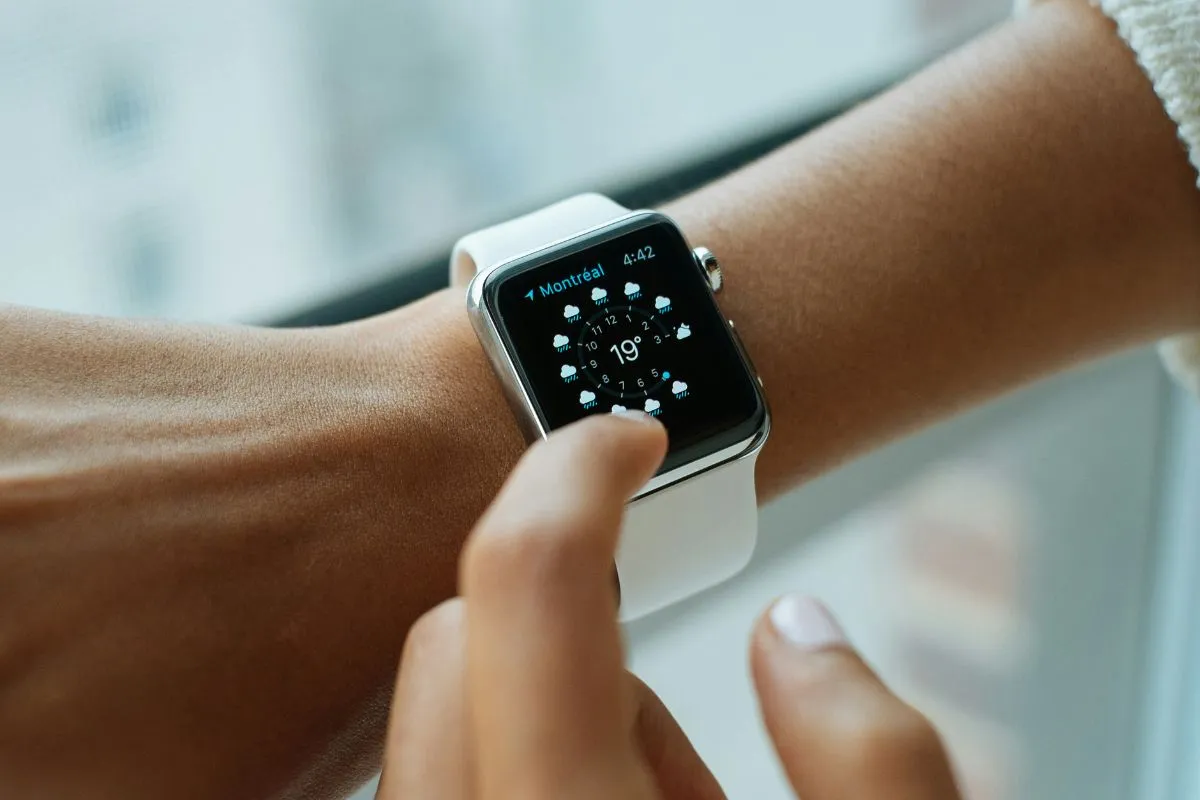 Smart Watch With SIM Card: How It Works and Is It Worth It?