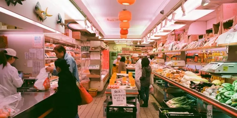 What can you by with EBT in Texas in year (Image By Unsplash) Nguồn: https://unsplash.com/fr/photos/lhomme-se-tient-a-cote-de-lhomme-devant-le-caissier-dans-le-magasin-j04XAuOt45o