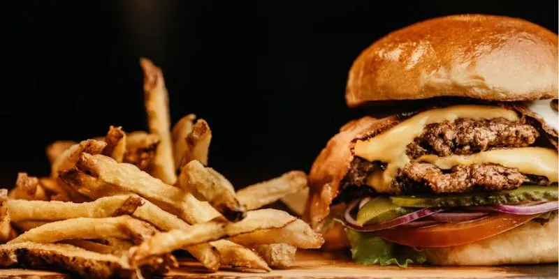 What fast food restaurants accept EBT in Texas and why it matters (Image By Unsplash) Nguồn: https://unsplash.com/fr/photos/burger-avec-frites-8l8Yl2ruUsg