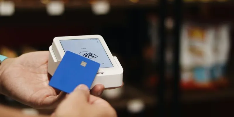 What is a Texas EBT Card( Image by Unsplash) Nguồn https://unsplash.com/fr/photos/une-personne-tenant-une-boite-bleue-et-blanche-dans-sa-main-emT1yuB-1yo