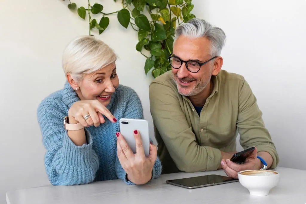 Senior Cell Phone Plans with Free Phones – Best Options For 2025