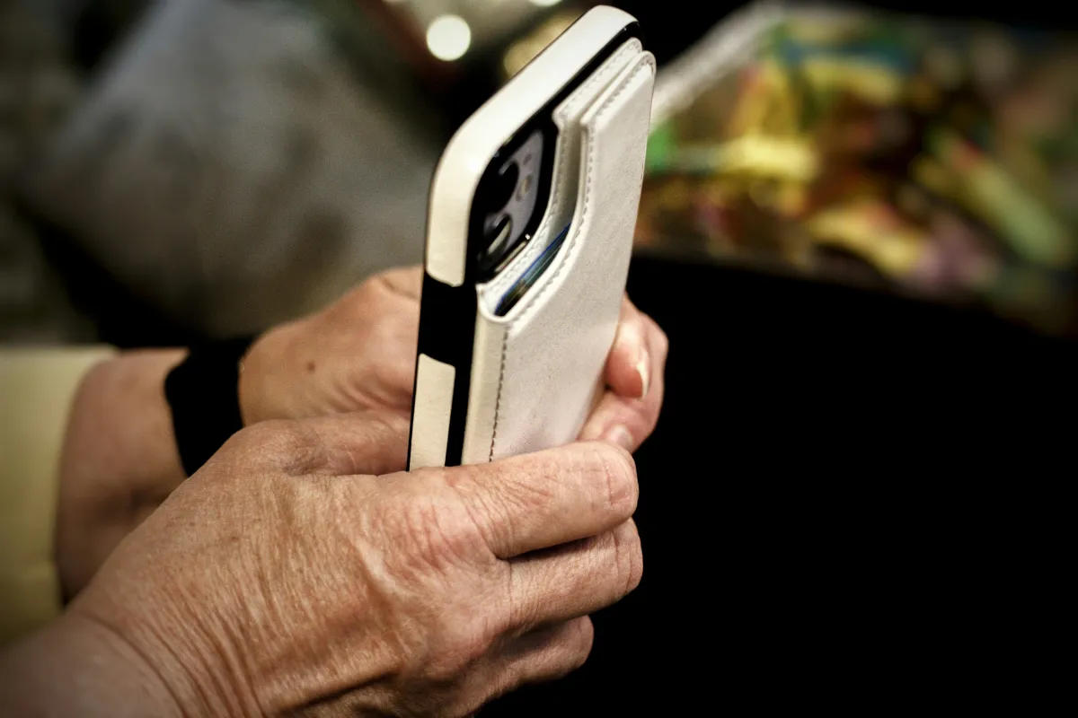 Which Company Gives You the Best Free Government Phone? Provider Comparison