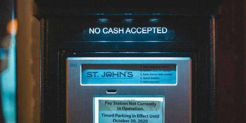 Withdraw Cash at an ATM (Image by Unsplash) Nguồn: https://unsplash.com/fr/photos/texte-ymaWjr-y_IY