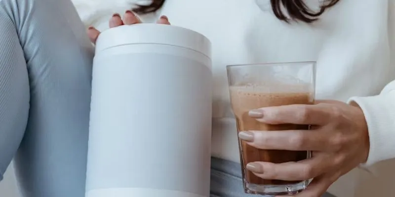 You can buy meal-replacement shakes or nutritionally balanced beverages that contain a Nutrition Facts label (Image by Unsplash) Nguồn: https://unsplash.com/fr/photos/une-femme-tenant-une-tasse-de-cafe-et-un-verre-Djhv1fvGU6g