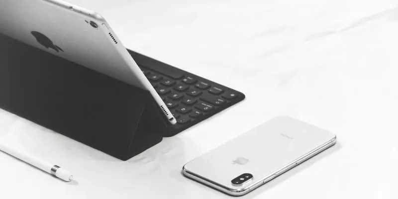 You can get phone with table deals for free (Image by Unsplash) Nguồn: https://unsplash.com/fr/photos/iphone-x-argente-a-cote-du-macbook-pro-6ZgfDybnSUg