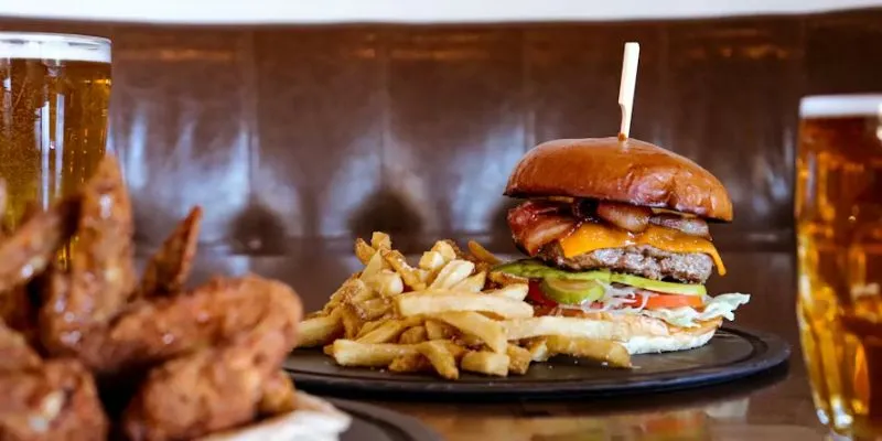 You can’ use EBT cards for Fast Food in Texas (Image by Unsplash) Nguồn: https://unsplash.com/fr/photos/burger-avec-frites-sur-assiette-en-ceramique-noire-fQOLgH394Ck