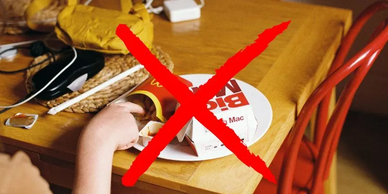 You can not by fast food with EBT Texas (Image by Unplash) Nguồn: https://unsplash.com/fr/photos/une-personne-tenant-une-boite-de-cookies-Q-z_y1equcc
