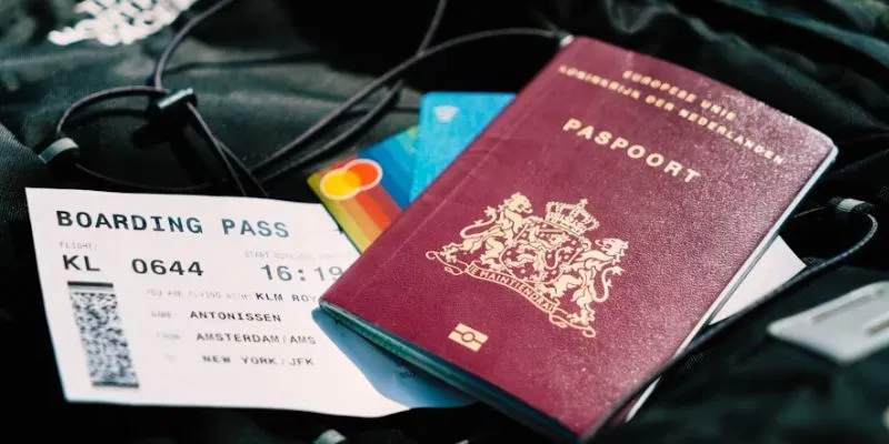 You can use free passport EBT in Texas(Image by Unsplash) Nguồn:https://unsplash.com/fr/photos/un-passeport-et-une-carte-dembarquement-sont-sur-un-sac-LVA3S6isNYQ